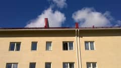 Kerrostalo katto savupiippu rapattu taivas korkea talo Karhunkaatajantie Rovaniemi