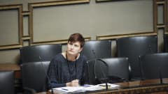 Peruspalveluministeri Susanna Huovinen (SDP) tyhjässä ministeriaitiossa eduskunnan täysistunnossa Helsingissä 30. syyskuuta 2014. 