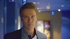 Aku Jaakkola elokuvateatterin aulassa