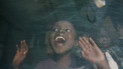 Hassan Marjan leikkii koulun jälkeen kotonaan sisarensa kanssa hyönteismyrkyllä käsitellyn hyttysverkon alla Nairobissa. 