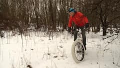Turkulainen Anssi Koskinen polkee lumessa fatbike-pyörällä.
