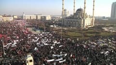 Satojatuhansia mielenosoittajia Groznyissa Charlie Hebdon -vastaisessa mielenosoituksessa.