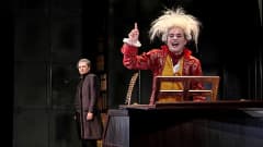 Esa Ahonen kertojana ja Salierina. Topi Kohonen nuori nero Amadeus Mozart.