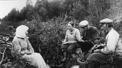 Samuli Paulaharju haastattelee ojan pientareella,  Pohjois-Ruotsi 1921