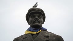 Venäjän entistä johtajaa Vladimir Leniniä esittävä patsas Ukrainan lippu kaulassaan Slavianskissa, Ukrainassa.