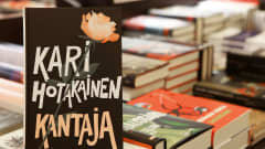 Kari Hotakaisen Kantaja-kirja muiden teosten seassa.