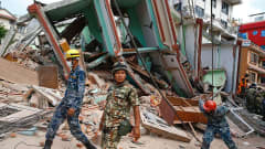 Nepalilaiset pelastustyöntekijät etsivät uhreja romahtaneis tataloista 12. toukokuuta.