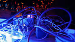 Tietokoneiden johtoja sinisessä valaistuksessa.
