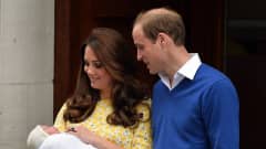 Prinssi William ja herttuatar Catherine  vasta syntyneen pikkuprinsessan kanssa 2. toukokuuta 2015.