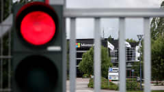 Ohjelmistoyhtiö Microsoftin tehtaalla Salossa portti on kiinni ja punainen liikennevalo palaa portin vierellä.