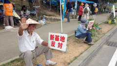 Okinawalaiset osoittavat mieltää saarella olevia Yhdysvaltain sotilastukikohtia vastaan. 