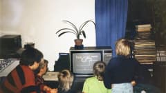 Lapsia pelaamassa tietokonepeliä
