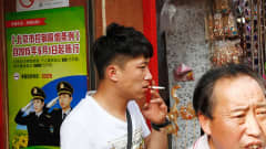 kiinalaismies polttaa tupakkaa