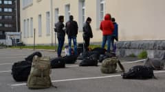 Turvapaikanhakijoita Tornion järjestelykeskuksen edessä.