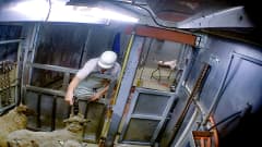 Kuvankaappaus videolta Sastamalan teurastamolta syys- tai elokuussa. Teurastaja tainnuttaa lammasta ennen varsinaista teurastamista.