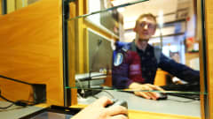 Sormenjälkisanneri käytössä Pasilan poliisitalon palvelupisteessä.