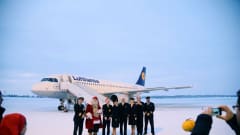 Lentokone, joulupukki ja koneen miehistö