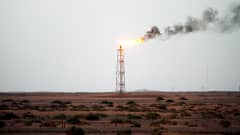 Öljy-yhtiö Aramcon öljykenttä Saudi-Arabian aavikolla.