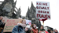 Naisiin kohdistuvan häirinnän vastainen mielenosoitus Kölnin tuomiokirkon edustalla lauantaina 9. tammikuuta 2016.