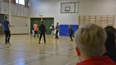 Pojat pallopelin tiimellyksessä Hämeenkyrön kirkonkylän kolululla