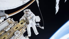 Timothy Kopra avaruuskävelyllä joulukuussa.