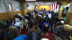 Muslimimiehiä rukoilemassa.