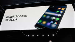 Justin Denison esittelee  uutta Samsung's Galaxy 7 -älypuhelinta lehdistölle  Mobile World Congress -tapahtumassa Barcelonassa 21. helmikuuta 2016. 
