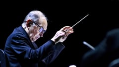 Ennio Morricone johtamassa orkesteria Amsterdamissa 21. helmikuuta 2016.