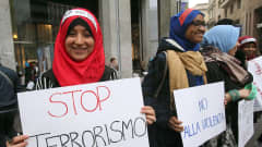 nuoria muslimeita mielenosoituksessa
