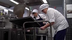 Vaasassa Isolahden kpoulun keittiössä kaksi keittäjää tekee hyvää ruokaa oppilaille