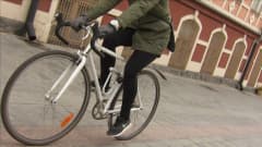Pyöräilijä kiitää Jyväskylän kävelykadulla.