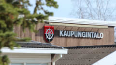 Kiteen vaakuna kaupungintalon ulkoseinässä.