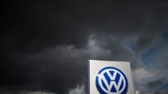 Volkswagenin logo tummaa taivasta vasten.