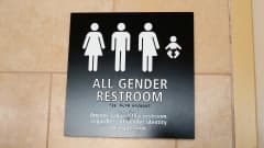 Sukupuoli-identiteetistä vapaan wc:n kyltti Kalifornian San Diegossa.