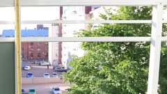 Parvekkeen verhouslevy petti ja aiheutti onnettomuuden.
