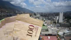 Sadan bolívarin seteleitä Caracasin yllä.