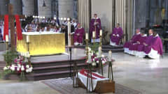 Krkkoon tehdyssä hyökkäyksessä surmatun papin hautajaiset. 