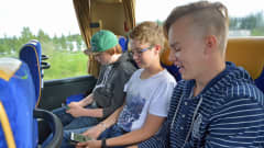 Riku Hätinen, Asser Remekselä ja Niko Horttanainen ensimmäisellä Pokémon GO -pelimatkalla linja-autossa.