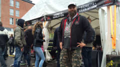 Poppamiehen toimitusjohtaja Marko Suksi seisoo myyntiteltan edessä Tampereen Tullintorilla Chilifest -tapahtumassa.