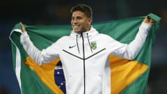Thiago Da Silva tuulettaa Brasilian lipun kanssa. 