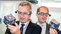 EU:n digitaalitalouden ja -yhteiskunnan komissaari Günther Oettinger ja Saksan liikenneministeri Alexander Dobrindt testasivat lisätyn todellisuuden laseja elektroniikkamessuilla Berliinissä 2. syyskuuta