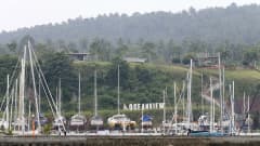 Kuva Samalin satamasta. Vedessä purjeveneitä, taustalla Ocean View resort ja viidakkoa.