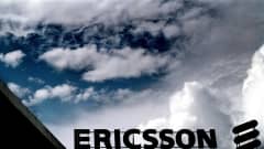 Tummia pilviä kerääntyy Ericssonin logon ylle.