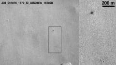 Marsin pintaan ilmestyneiden jälkien uskotaan kerovat Schiaparelli-laskeutujan viime hetkistä. Vaalea piste oikealla alhaalla on laskuvarjo, arvioi Euroopan avaruusjärjestö.  