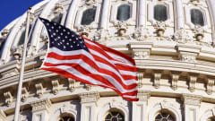 Yhdysvaltain lippu liehuu Capitolin kongressirakennuksen edessä.