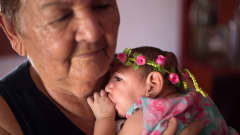 Neljän kuukauden ikäinen Ana Beatriz isoäitinsä sylissä. Kuva otettu Lagoa do Carrossa, Pernambucon osavaltiossa Brasiliassa 8. helmikuuta 2016. 