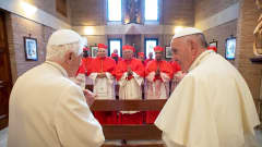 Emerituspaavi Benedictus XVI ja paavi Franciskus sekä uudet kardinaalit seremoniassa Cappella Papalessa Vatikaanissa.