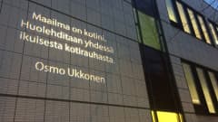 Osmo Ukkosen teksti heijastettuna Mikkelin pääkirjaston seinälle.