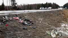 Kynttilöitä ja romua valtatie 12:n varrella Sastamalan ja Nokian rajalla sunnuntaina. Kaksi 17-vuotiasta nuorta menehtyi mopoauton ja pakettiauton kolarissa lauantaina.