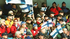 Kisayleisöä Lahden hiihtokisoissa vuonna 2001.
